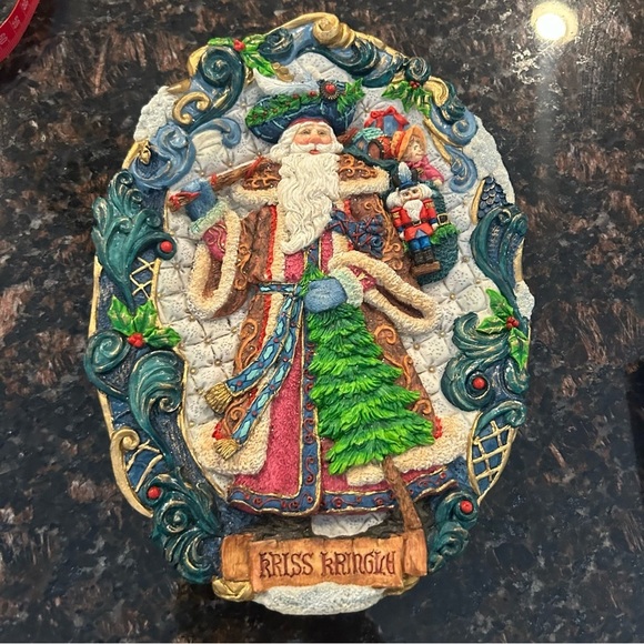 Vintage Collectible Kris Kringle decorative 3D plate, hanging art 1996 - Picture 4 of 7